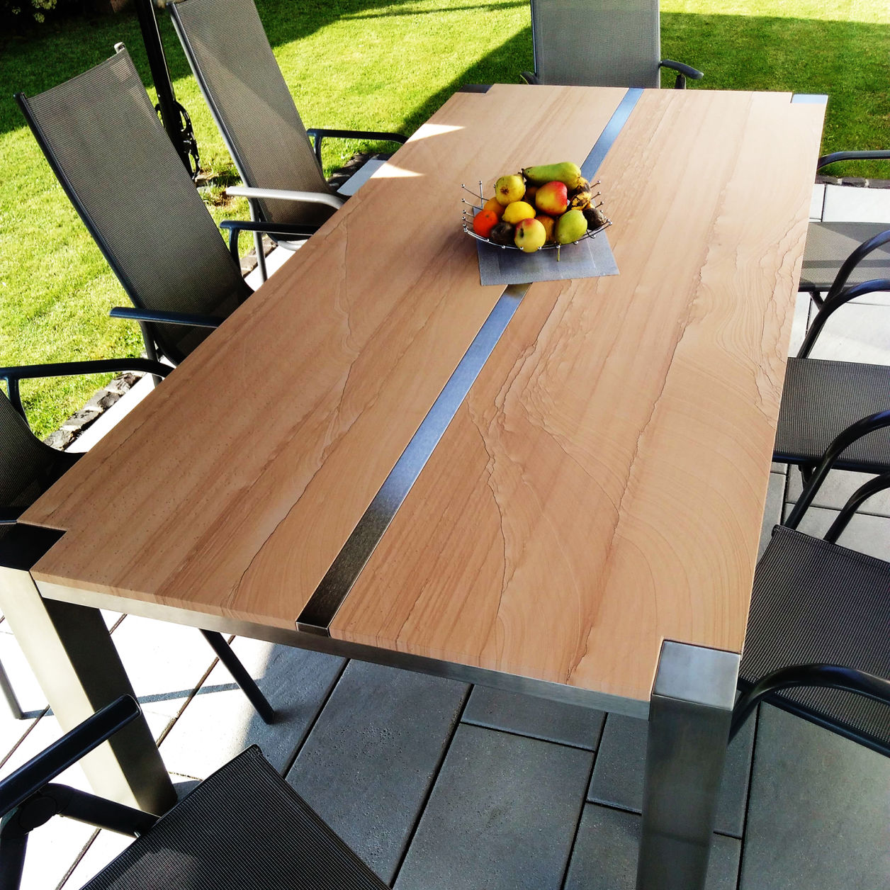 Natursteintisch mit Edelstahlgestell – Tischmanufaktur Axel Jahn