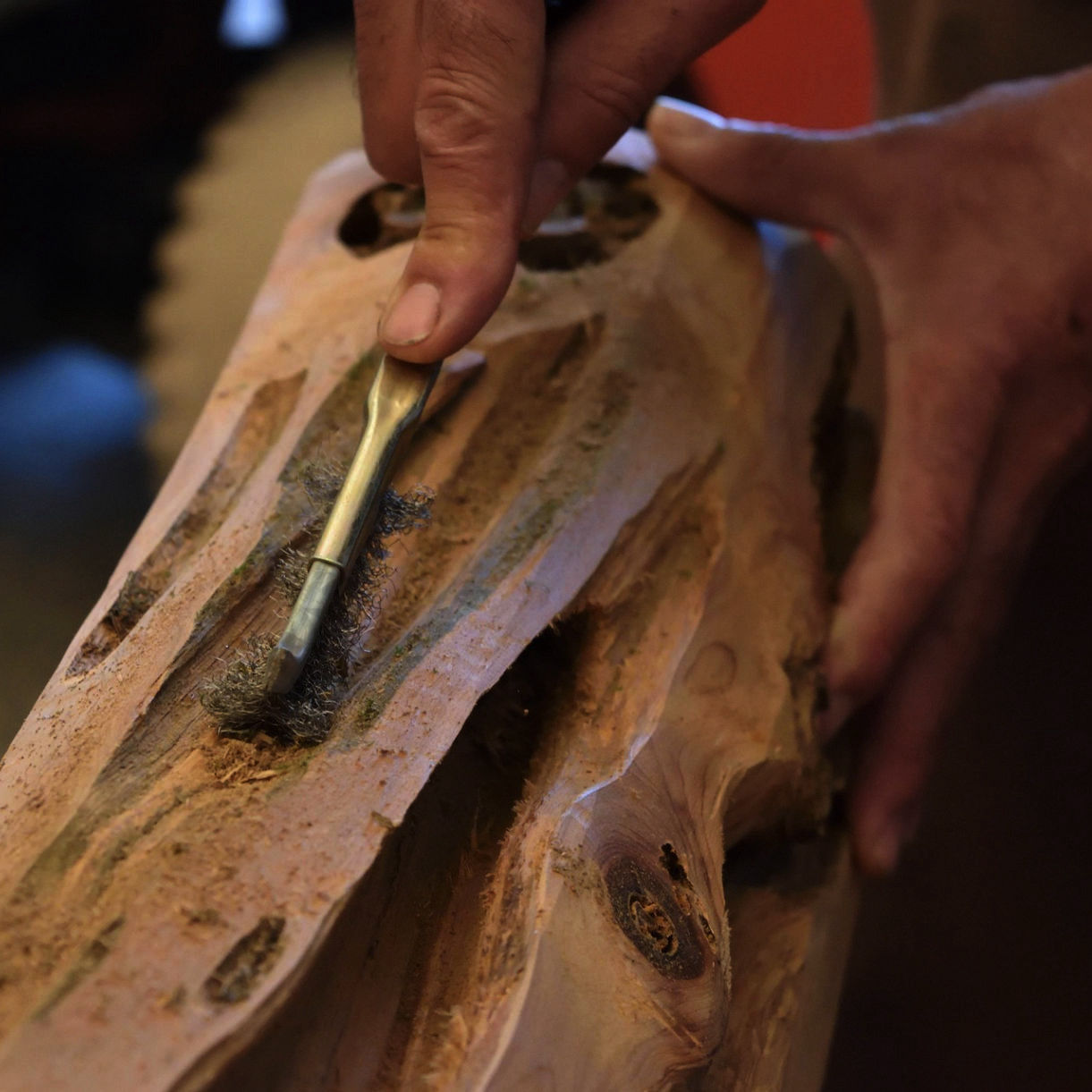 Handarbeit in der Tischmanufaktur Axel Jahn
